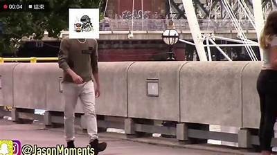 抖音小伙直播间趣事：偷偷塞小物件引发的搞笑瞬间